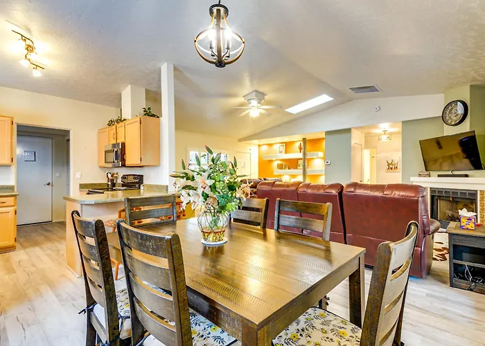 Сasa de vacaciones Mountain-view Deck: Pet-friendly In