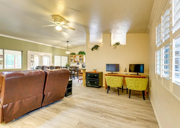 Dom wakacyjny Mountain-view Deck: Pet-friendly In