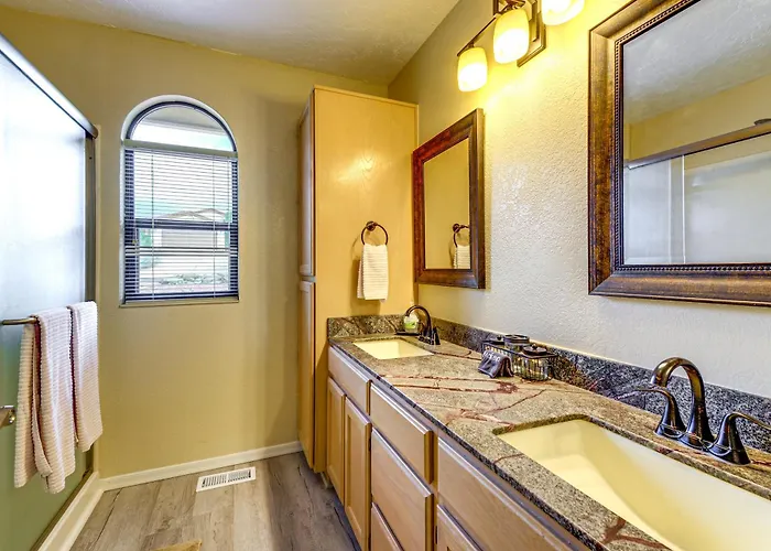 Mountain-view Deck: Pet-friendly In *